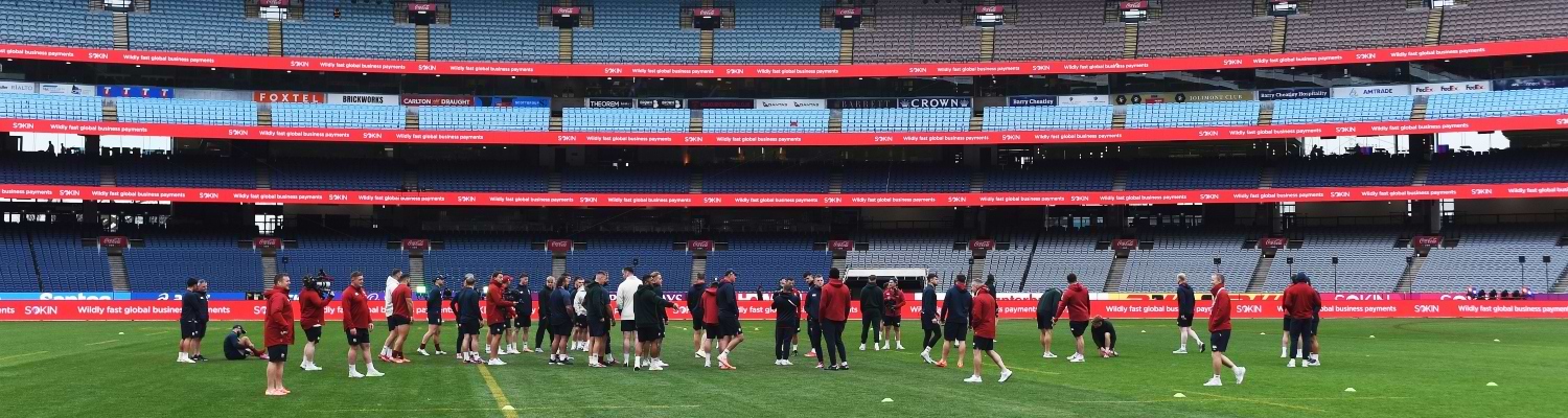 Jugadores de los Detroit Lions entrenando en el campo del estadio durante la pretemporada de la NFL