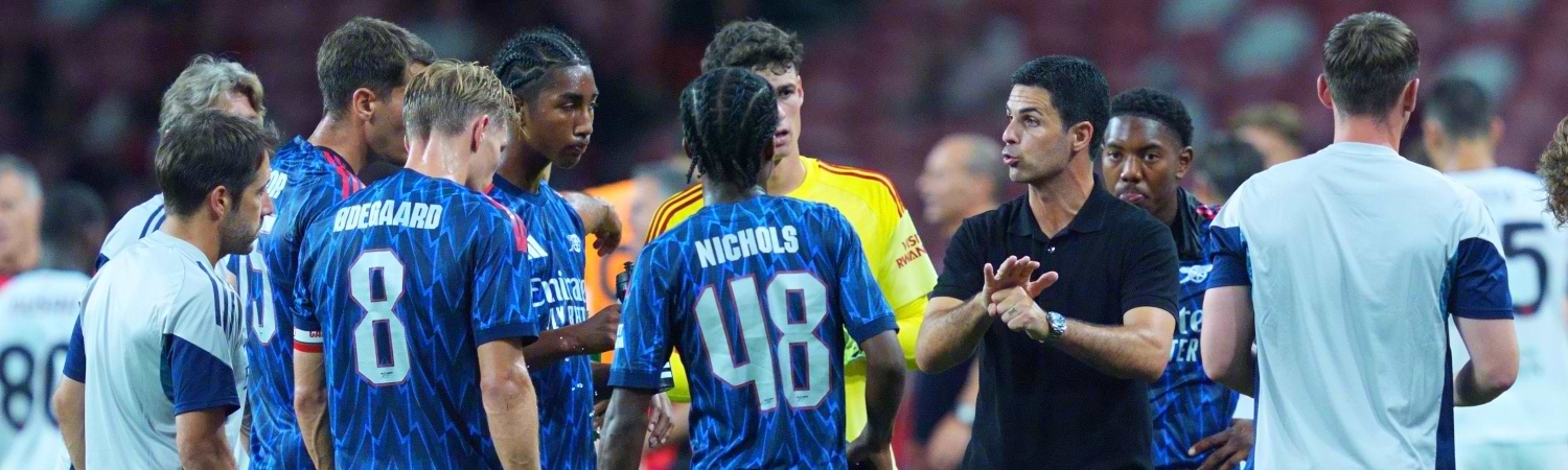 Mikel Arteta dando instrucciones durante un partido del Arsenal