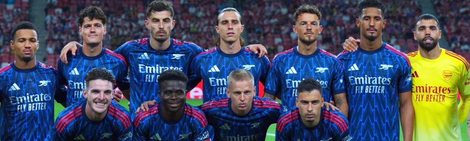 Jugadores del Arsenal en formacion en el Emirates Stadium durante la pretemporada 2025