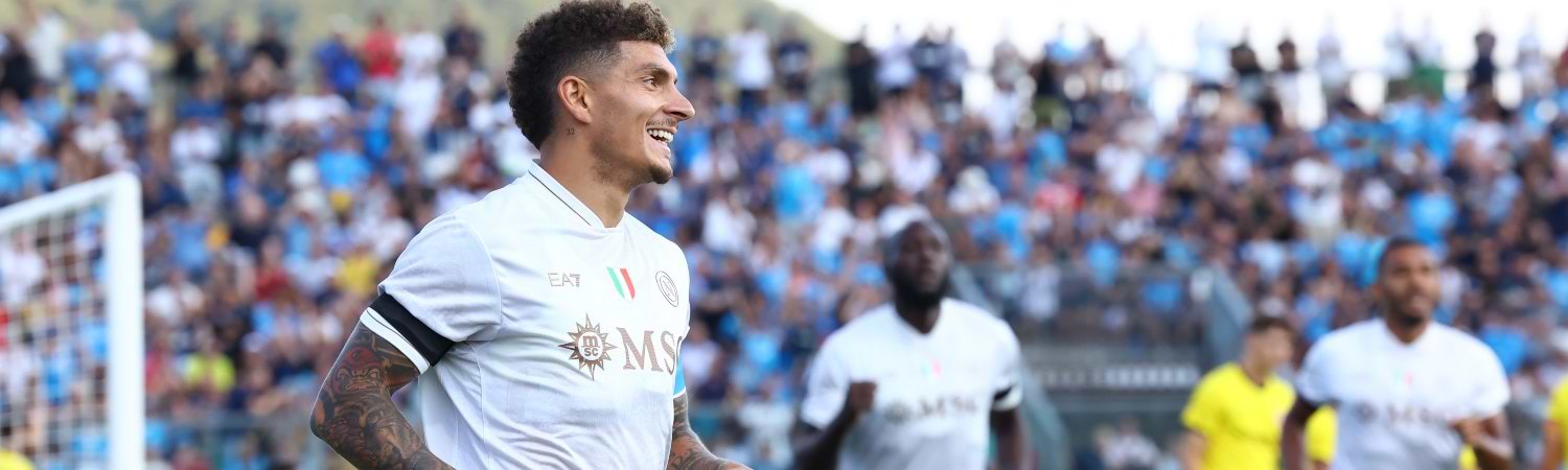 equipo de Napoli celebrando un gol