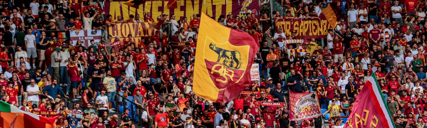 Lazio vs Roma_ un clásico con más que fútbol en la Serie A - Fanáticos del Roma banderas en partido