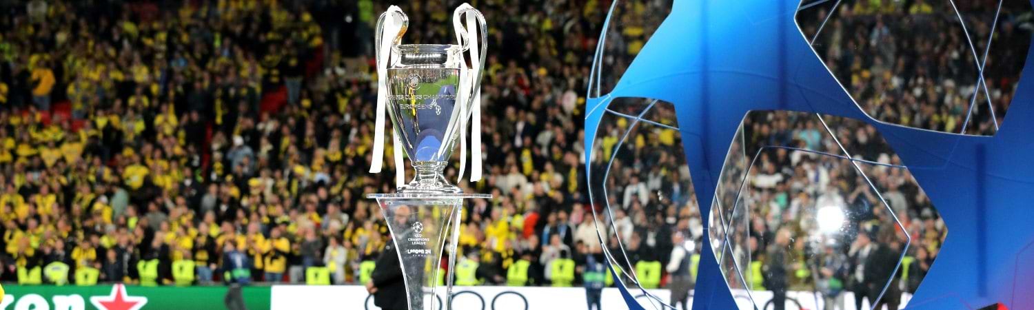 Una vista general del trofeo de la UEFA Champions League en exhibición antes de la final de la UEFA