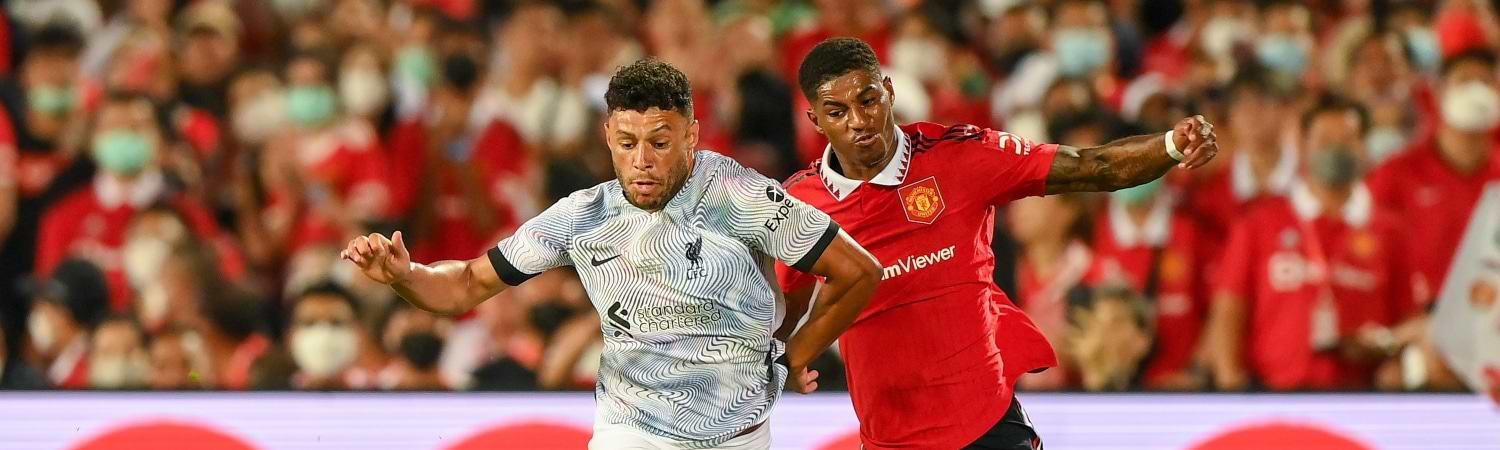 El Liverpool lucha por la posesión con Marcus Rashford del Manchester durante el partido