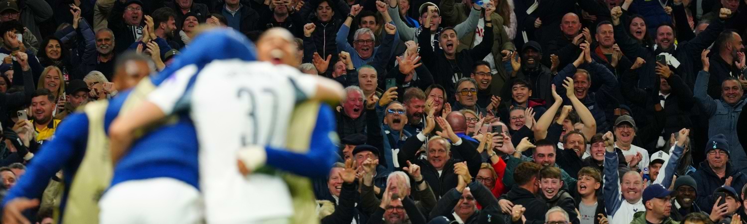 Fans celebrando el gol - Micky van de Ven del Tottenham (1)