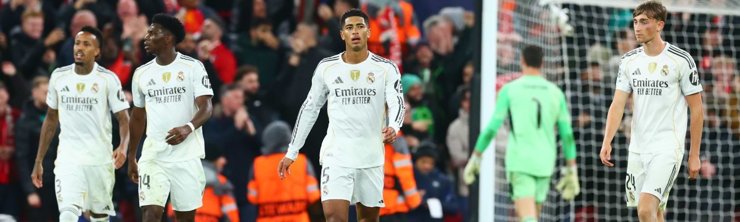 Futbol Club - 4 jugadores del real madrid y el portero agrupándose para la 2da mitad del partido