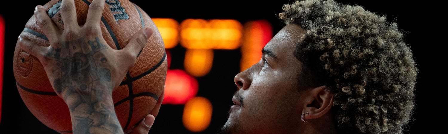 Jeremy Sochan, jugador del equipo de la NBA San Antonio Spurs, está calentando antes del partido