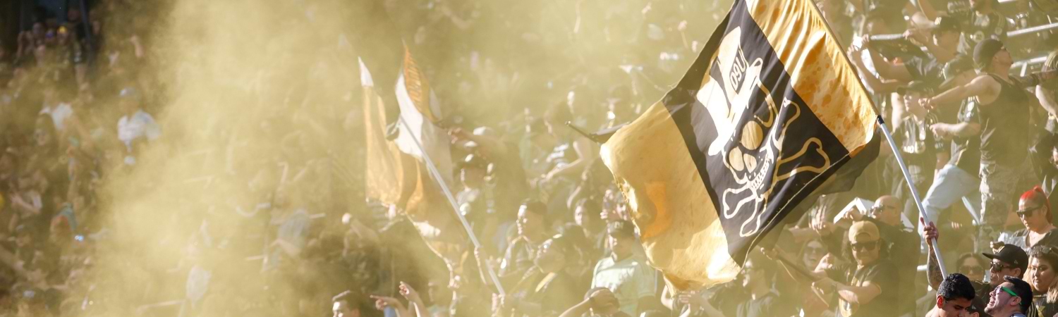 Los fanáticos de Los Ángeles FC celebran después de que su equipo derrotara a los Seattle Sounders
