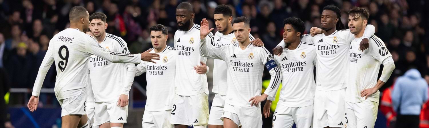Real Madrid Equipo Mbappe y otros jugadores en alineación celebrando triunfo de partido