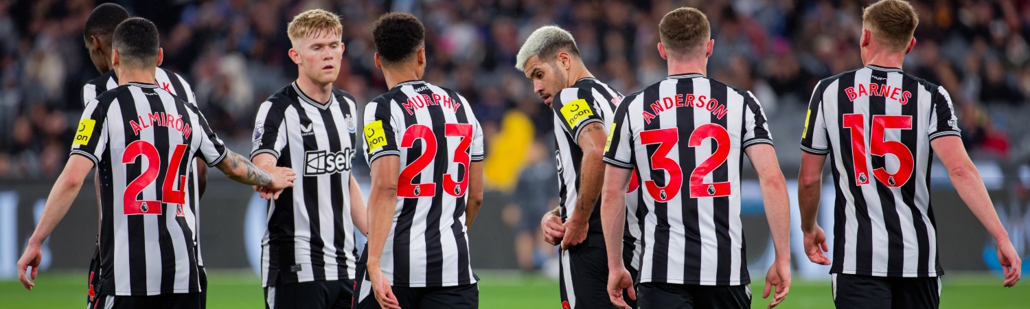 Equipo de futbol de Newcastle celebra despues de partido contra Tottenham