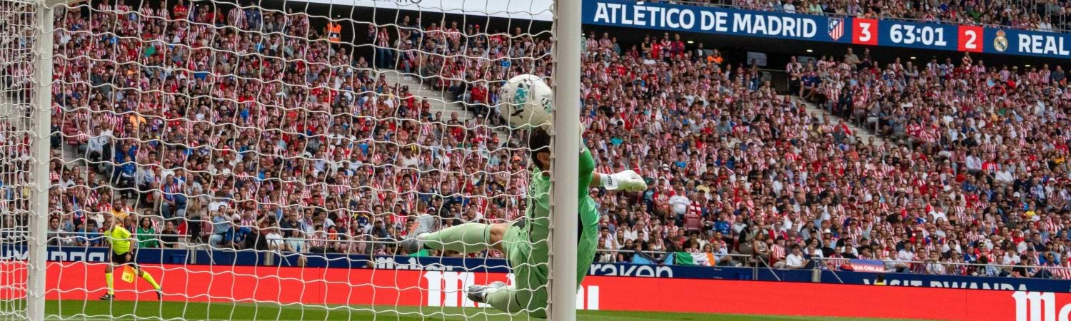 Portero del Atlético de Madrid - Detiene balón en partido contra Real Madrid