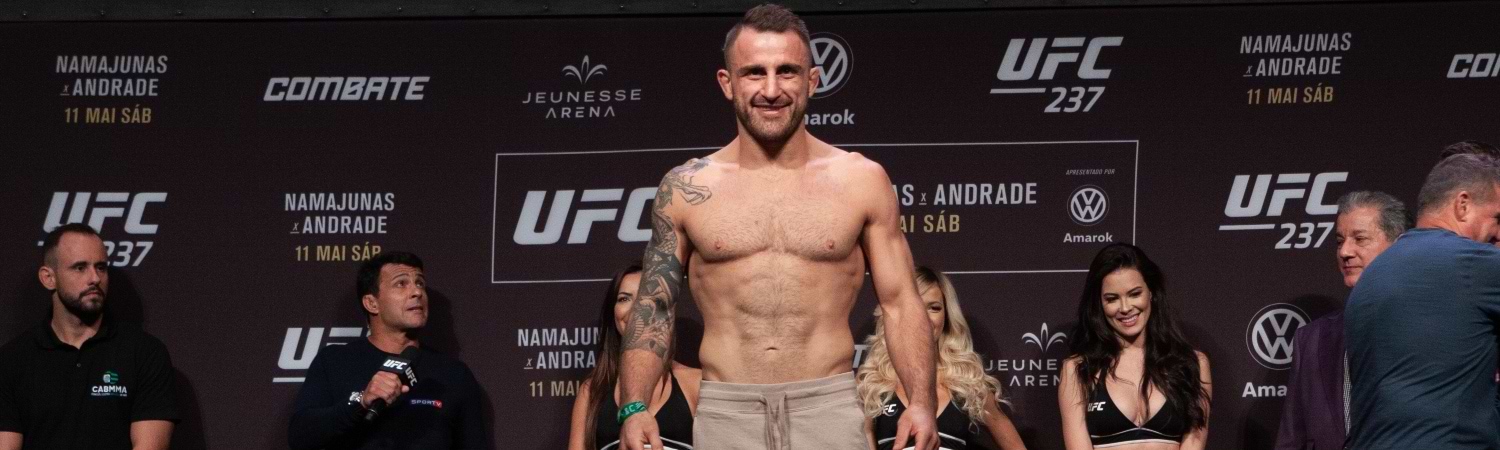 Alexander Volkanovski pesaje antes de su pelea con Diego Lopes