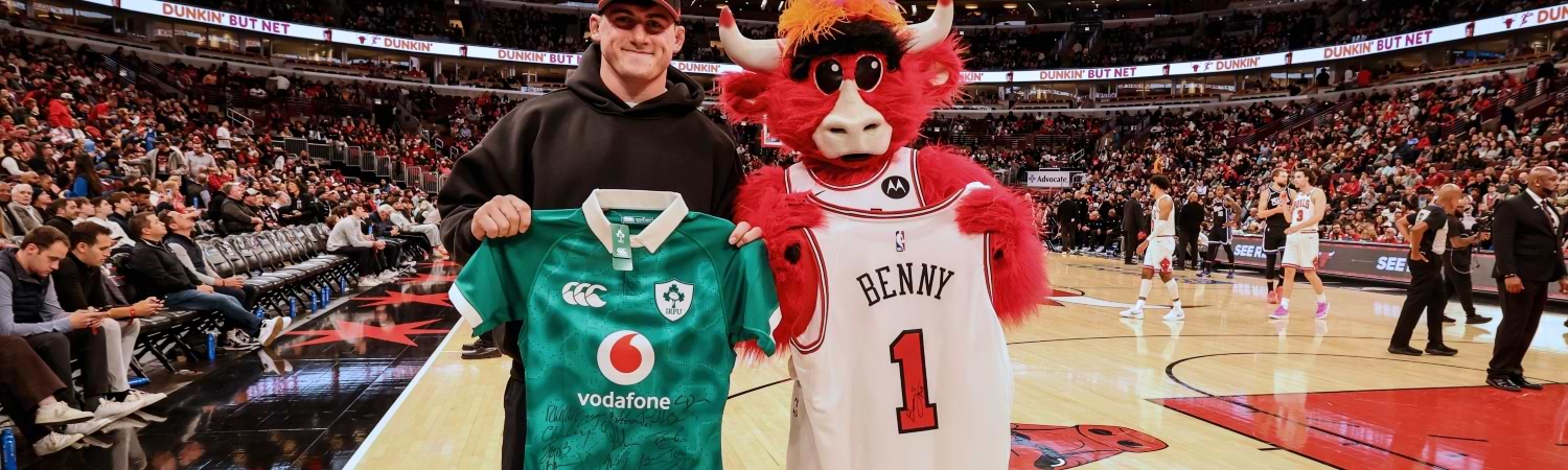 Chicago Bulls mascota foto con un jugador de Ireland