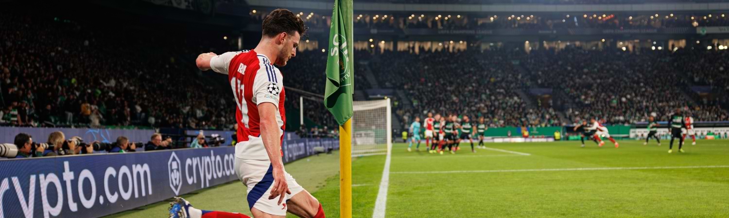 Declan Rice en saque de esquina en partido del Arsenal FC