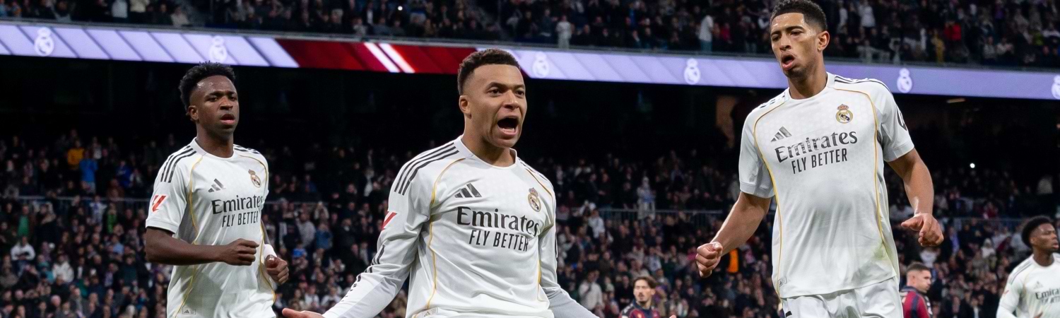 Kylian Mbappé , jude Bellingham y vinicious junior del real Madrid FC celebrando campo de futbol
