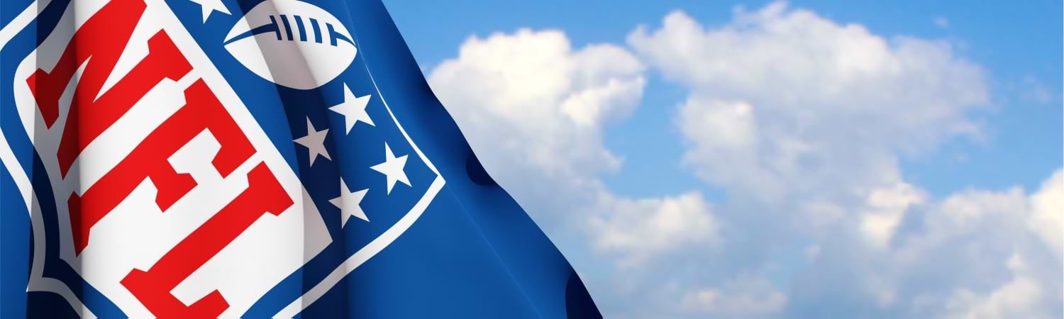 NFL - Bandera ondeando en el cielo