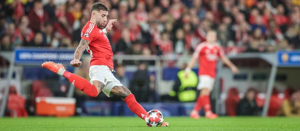 Nicolás Otamendi de Benfica FC haciendo saque