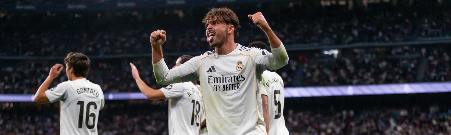 Real Madrid en partido celebrando jugadores 16 , 18 y 15