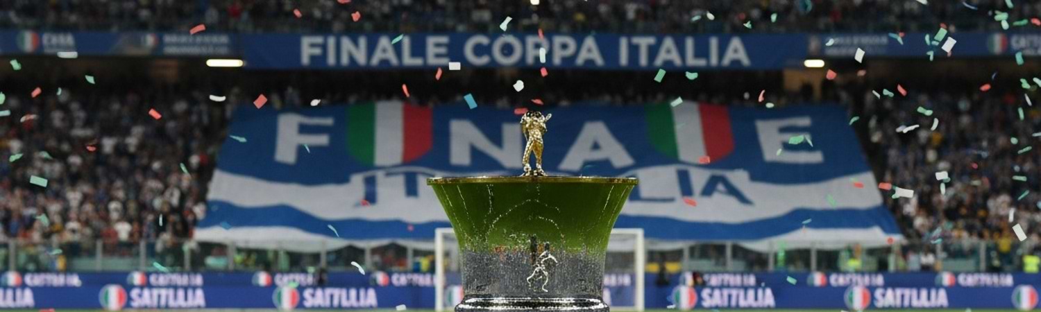 Coppa Italia imagen del trofeo y de las gradas con fanaticos y bandera