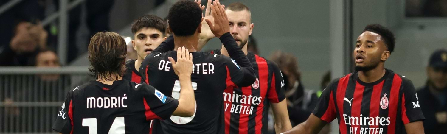 AC jugadores celebrando modric junto con el equipo