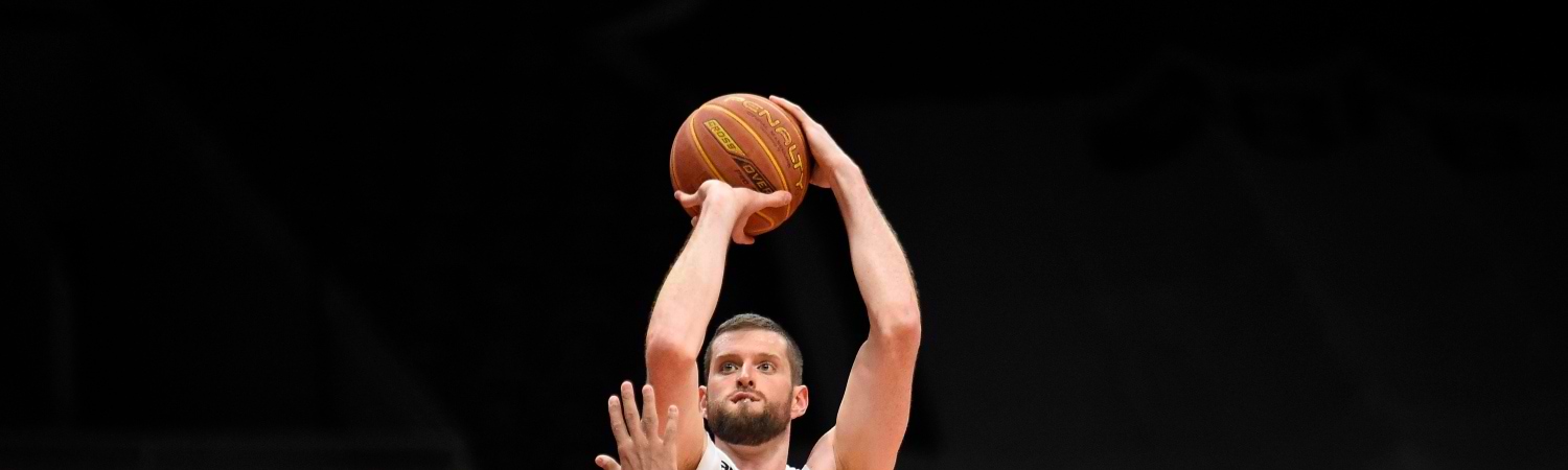 basquetball jugador apuntando para tirar a la canasta