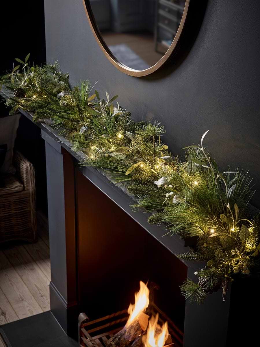 Mistletoe & Pine Pre-Lit Garland