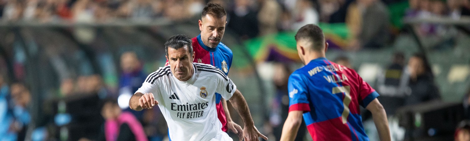 Luis Figo y jugadores de real Madrid y Barça
