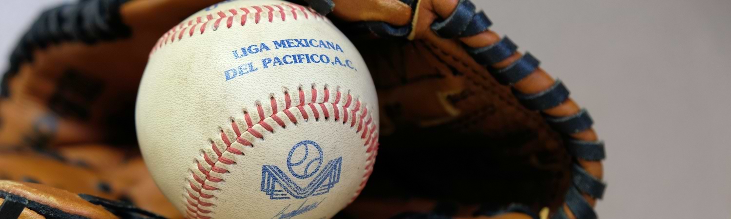 foto con bola de la Liga Mexicana del Pacífico