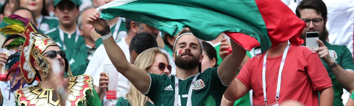 mexico chile sub 20 Fans - bandera mexicana ondeando fanatico sosteniendola - en partido de la Seleccion Mexicana