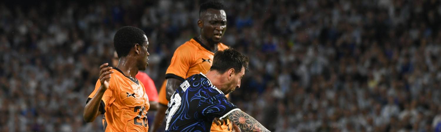 Messi y futbolistas en el mundial