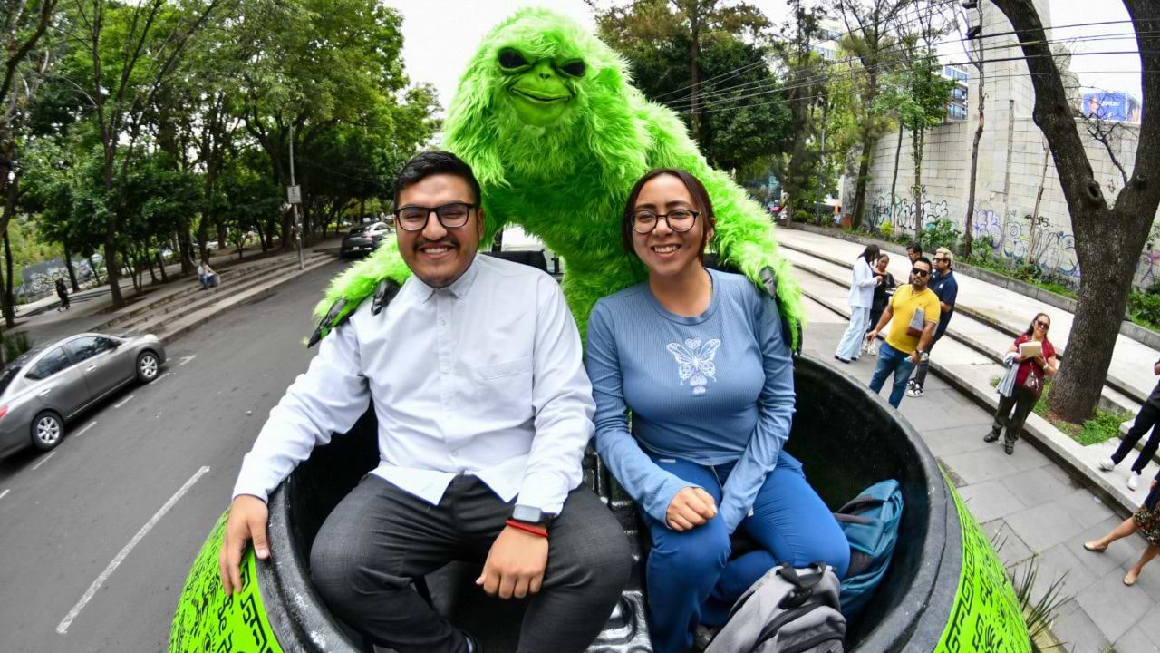ETson y terricolas en su nave