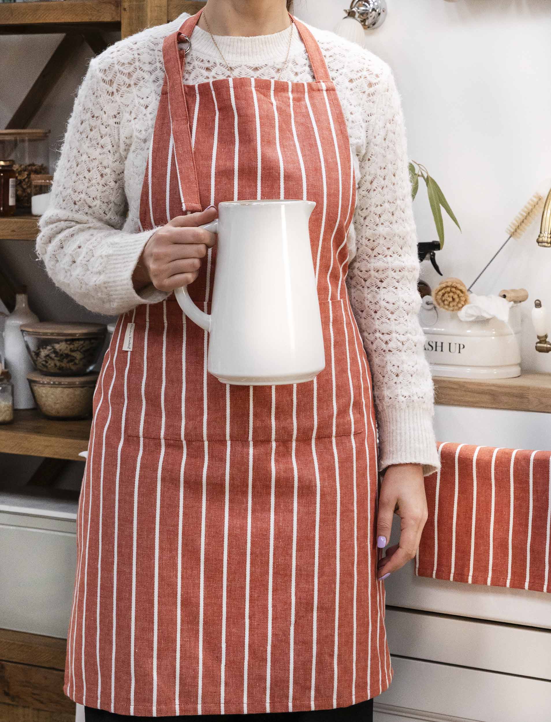 Can You Bleach Kitchen Aprons: Effective Tips for Brightening