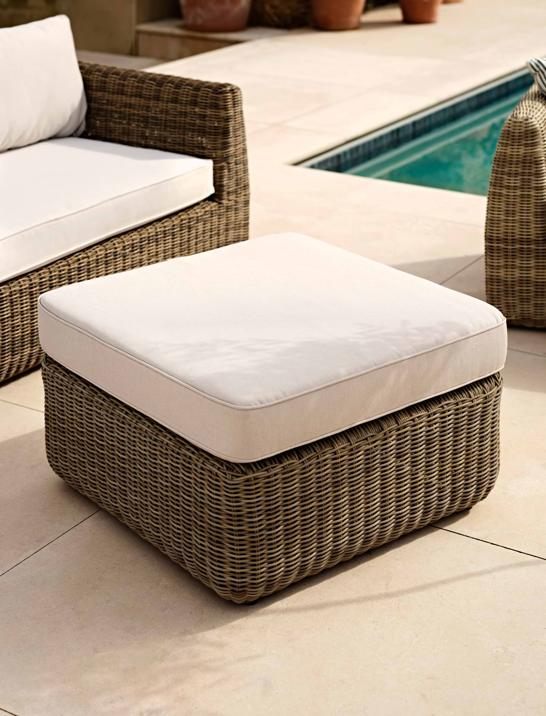 Skala Ottoman - Pe Rattan, Dark Natural | Garden Trading