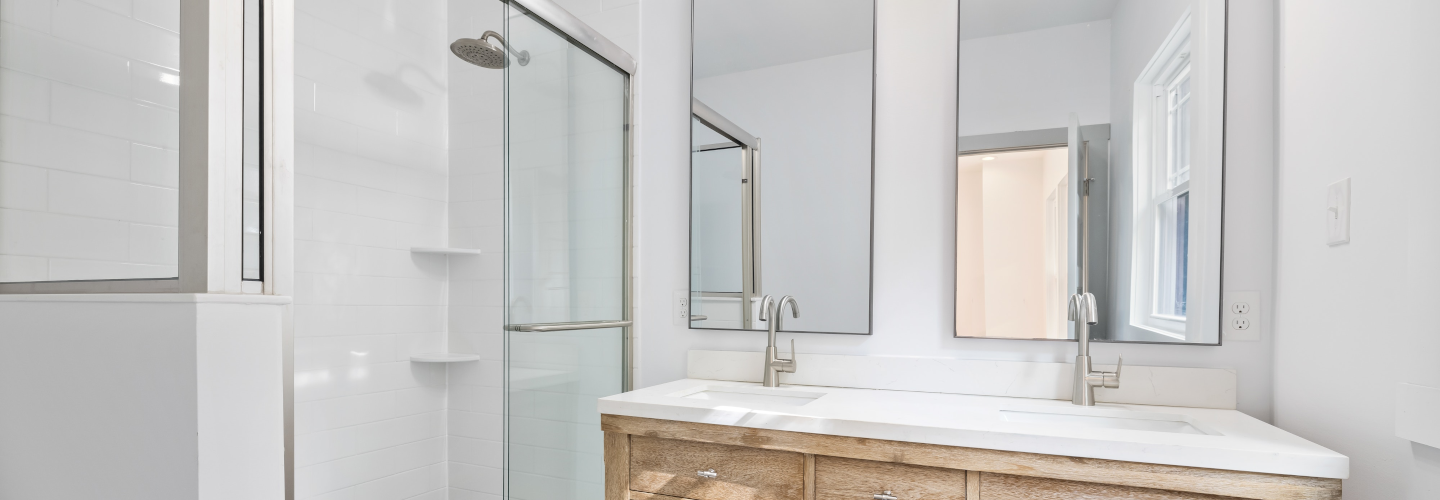 stoomcabine in badkamer met houtlook