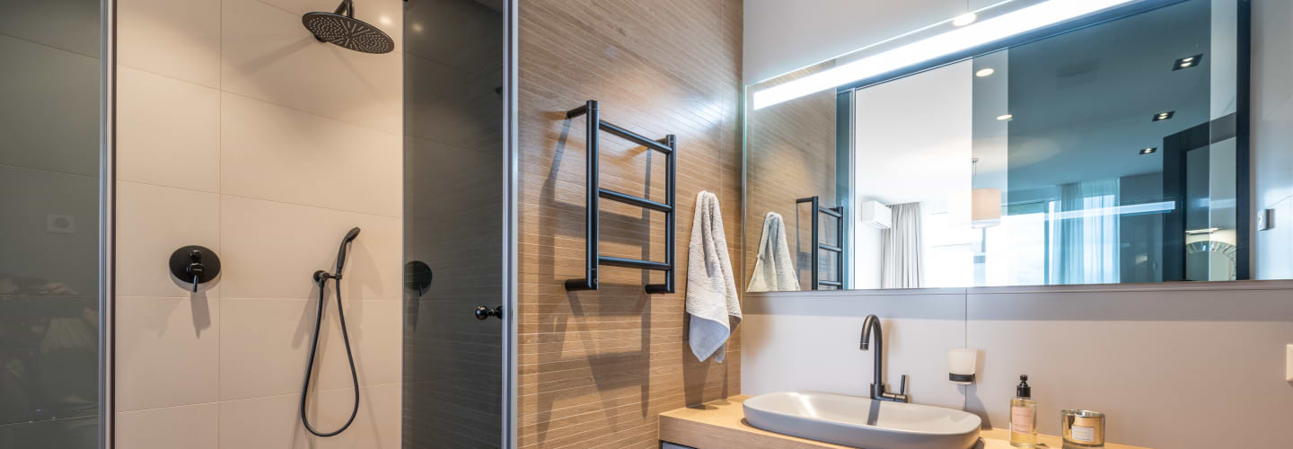 De juiste douchecabine kiezen voor een zwarte badkamer