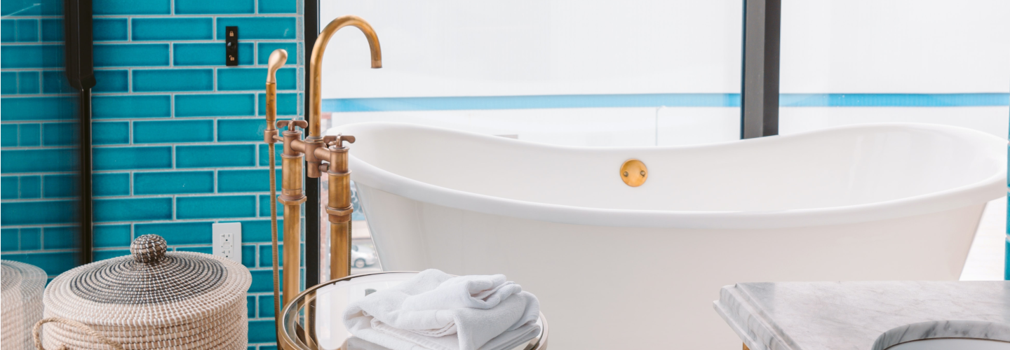 luxe badkamer met bad en kastjes