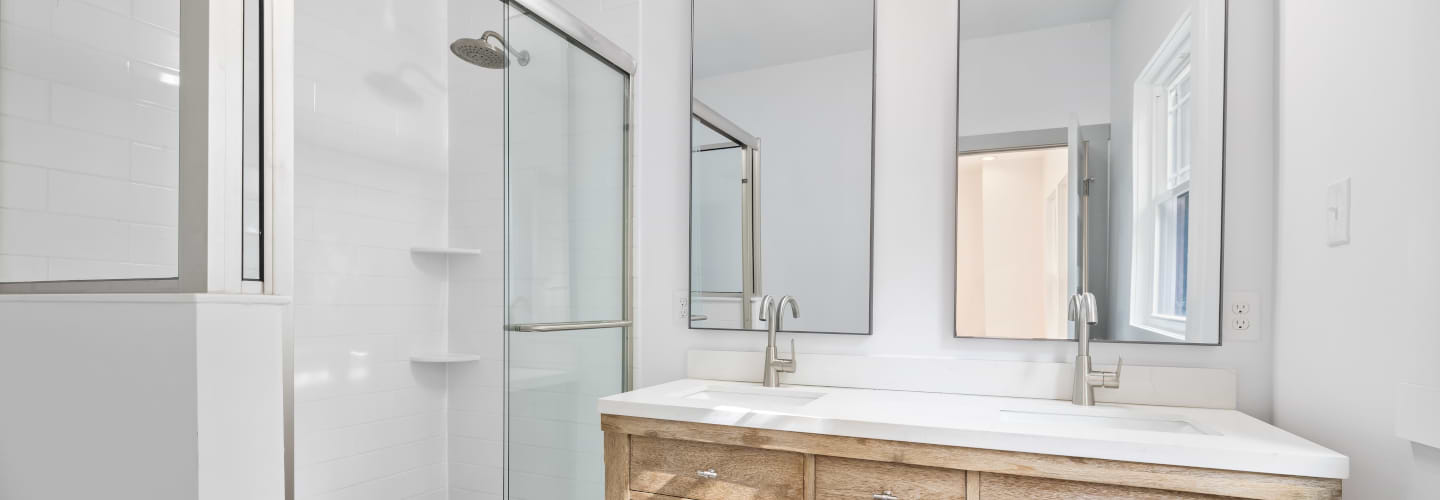 stoomcabine in badkamer met houtlook