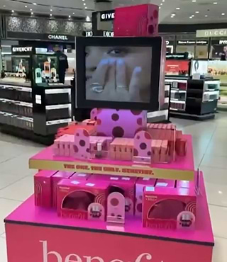 בנפיט בדיוטי פרי ג’יימס ריצ’רדסון - איפור מושלם לחופשה הראשונה בחו״ל בנפיט בדיוטי פרי ג’יימס ריצ’רדסון - איפור מושלם לחופשה הראשונה בחו״ל