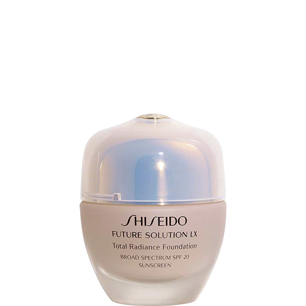 Shiseido Future Solution Lx Total Radiance Foundation - SHISEIDO - Duty Free - מייק אפ יוקרתי המעניק מראה קורן וחושף את היופי האמיתי והמהותי שלך מבפנים. עשיר ברכיבים לטיפוח העור, כדי ליצור מרקם מחדש ולהאיר את העור, לשמור על מראה גמיש