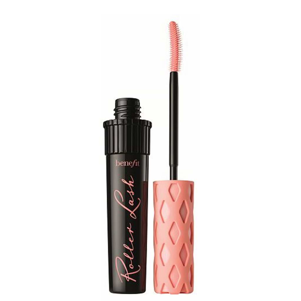 Benefit Roller Lash Mascara Black - BENEFIT - Duty Free - זה רולר לריסים! מברשת הפותחת את העין, מפרידה, מרימה ומעגלת. הפורמולה הייחודית נשארת למשך 12 שעות ומכיל פרו-ויטמין B5 וסרין, מרכיבים הידועים ביתרונות ריכוך