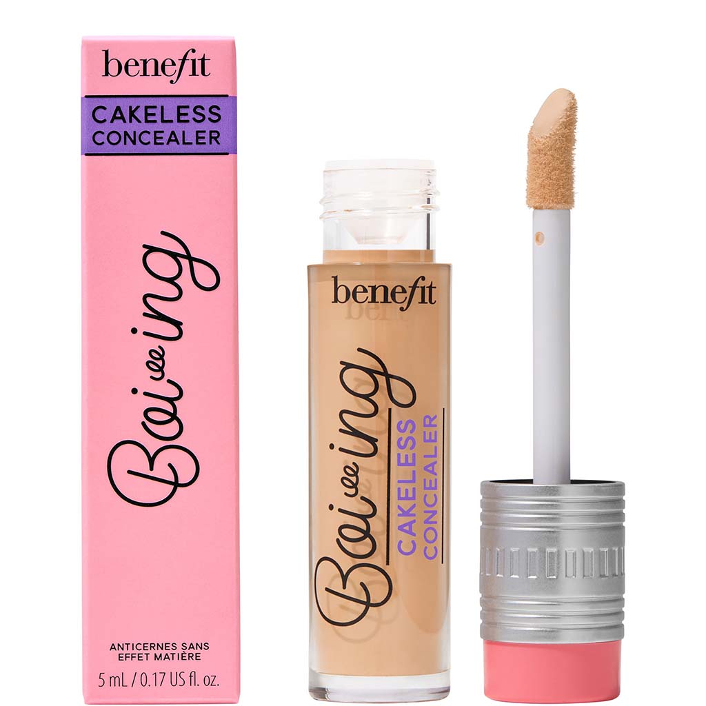 Benefit Boi-ing Cakeless Concealer - BENEFIT - Duty Free - קונסילר נוזלי המסתיר כל פגם החל מעיגולים כהים ועד שינויי גוון. כל זאת כהוא מרגיש קל משקל ואינו נסדק או יוצר תחושה כבדה על העור. קצה הכרית מעניק יישום חלק יותר