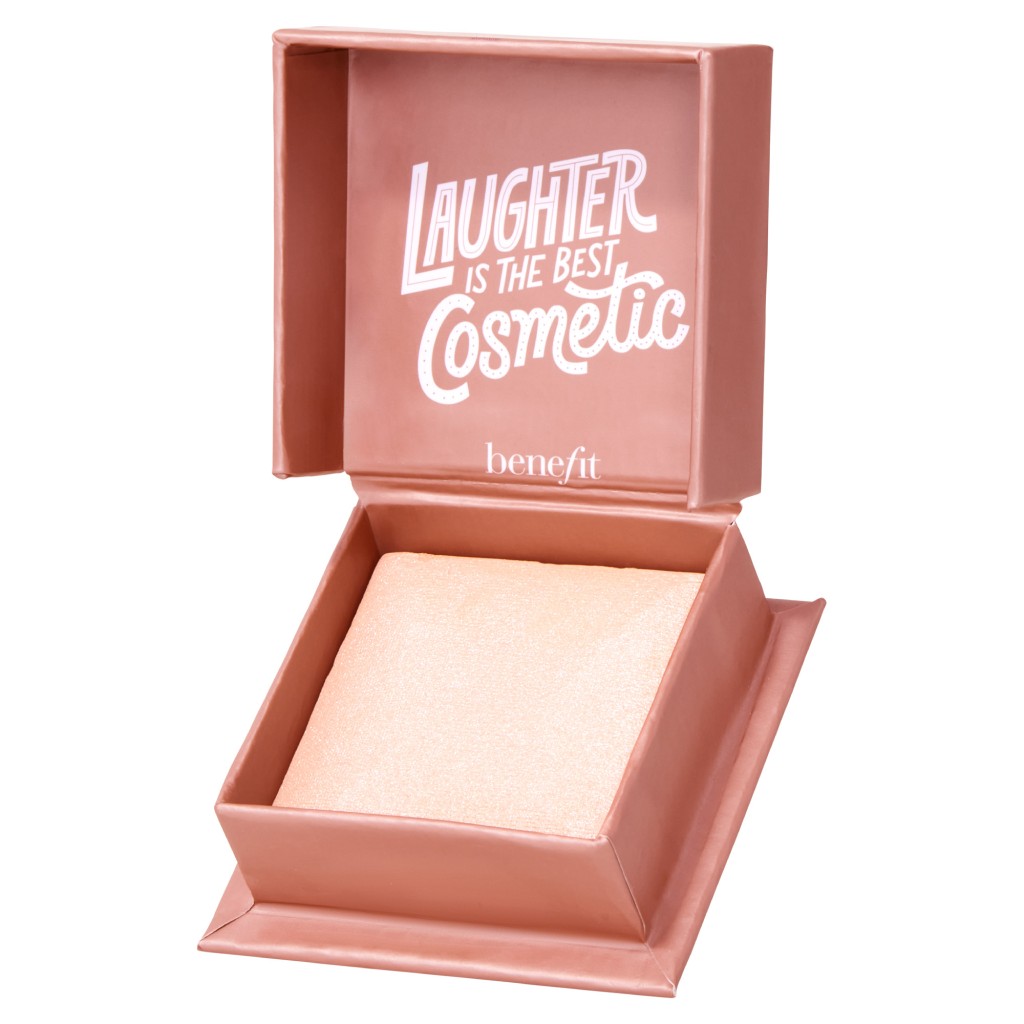 Benefit Blush Powder Twinkle Mini - BENEFIT - Duty Free - קבלי את הזוהר שלך עם היילייטר ייחודי זה. טכנולוגיה מיוחדת מספקת פורמולה מפנקת למרקם שקוף קל משקל. שימי אותה לבד או על גבי הסומק או הפודרה האהובים עלייך וצאי אל