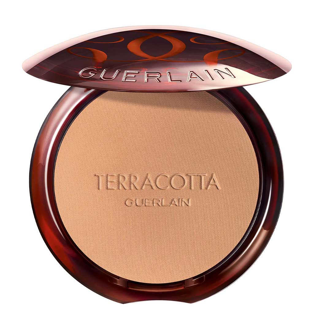 Guerlain Terracotta - GUERLAIN - Duty Free - פודרת הברונזה הטרקוטה האגדית, הניתנת למילוי מחדש, משחזרת זוהר ברונזה בצעד אחד פשוט ומיידי. עם 96% רכיבים שמקורם טבעי, כולל פיגמנטים ושימר זוהר, המרקם שלה מתמזג