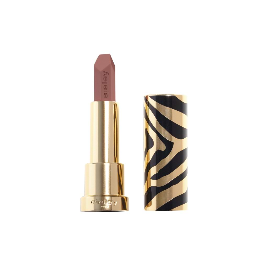 Sisley Phyto-Rouge Lipstick - SISLEY - Duty Free - Le Phyto-Rouge הוא שפתון טיפוח בעל מרקם משיי במיוחד העוטף את השפתיים בשכבה עדינה, מחליק, מתאר ומעניק לחות. הודות לקומפלקס המורכב ממיקרוספירות של חומצה