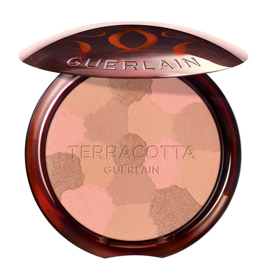 Guerlain Terracotta Loose Powder - GUERLAIN - Duty Free - גלי זוהר בהשראת השמש עם Terracotta Light, פודרה המעניקה זוהר בריא וטבעי. פודרה קלילה זו כוללת תערובת ייחודית של גוונים נושקי שמש עם צבעים מרהיבים כדי לחשוף זוהר