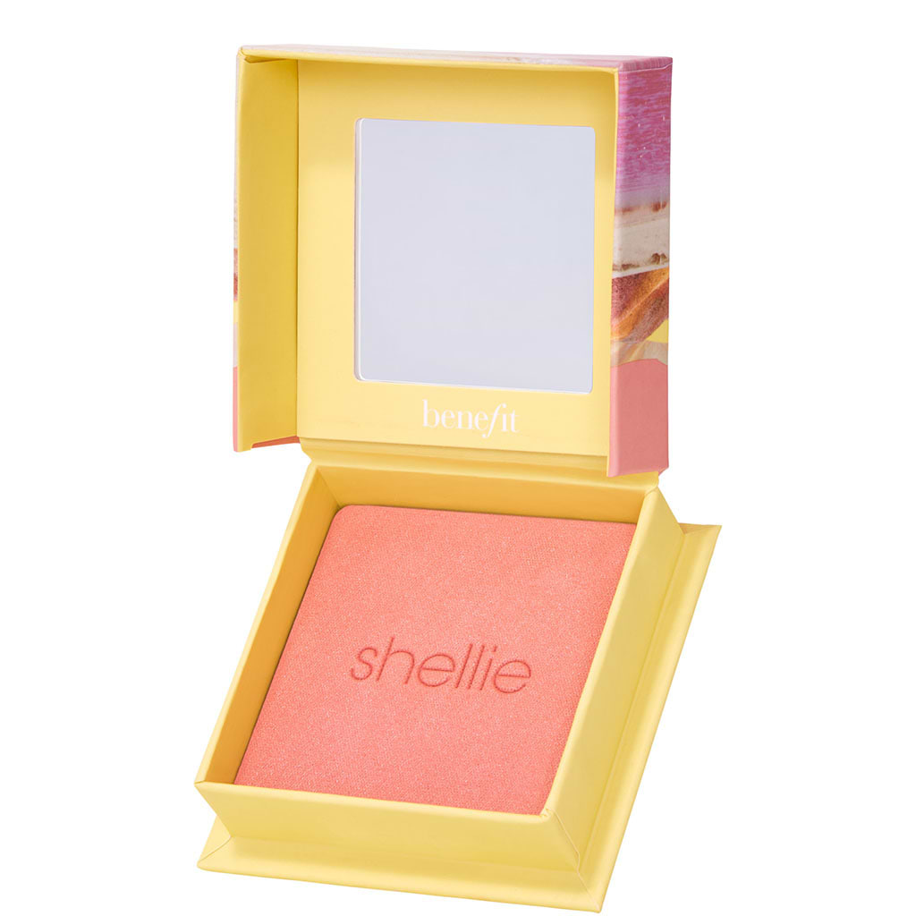 Benefit Shellie Blush Medium Pink - BENEFIT - Duty Free - העניקי ללחיים סומק ורוד וזוהר עם סומק ורוד חם זה רך כמשי, ניתן למיזוג ולבנייה, סומק פודרה זה מרגיש עדין במיוחד, חסר משקל וקרמי על העור. שימי ללא מאמץ על הלחיים
