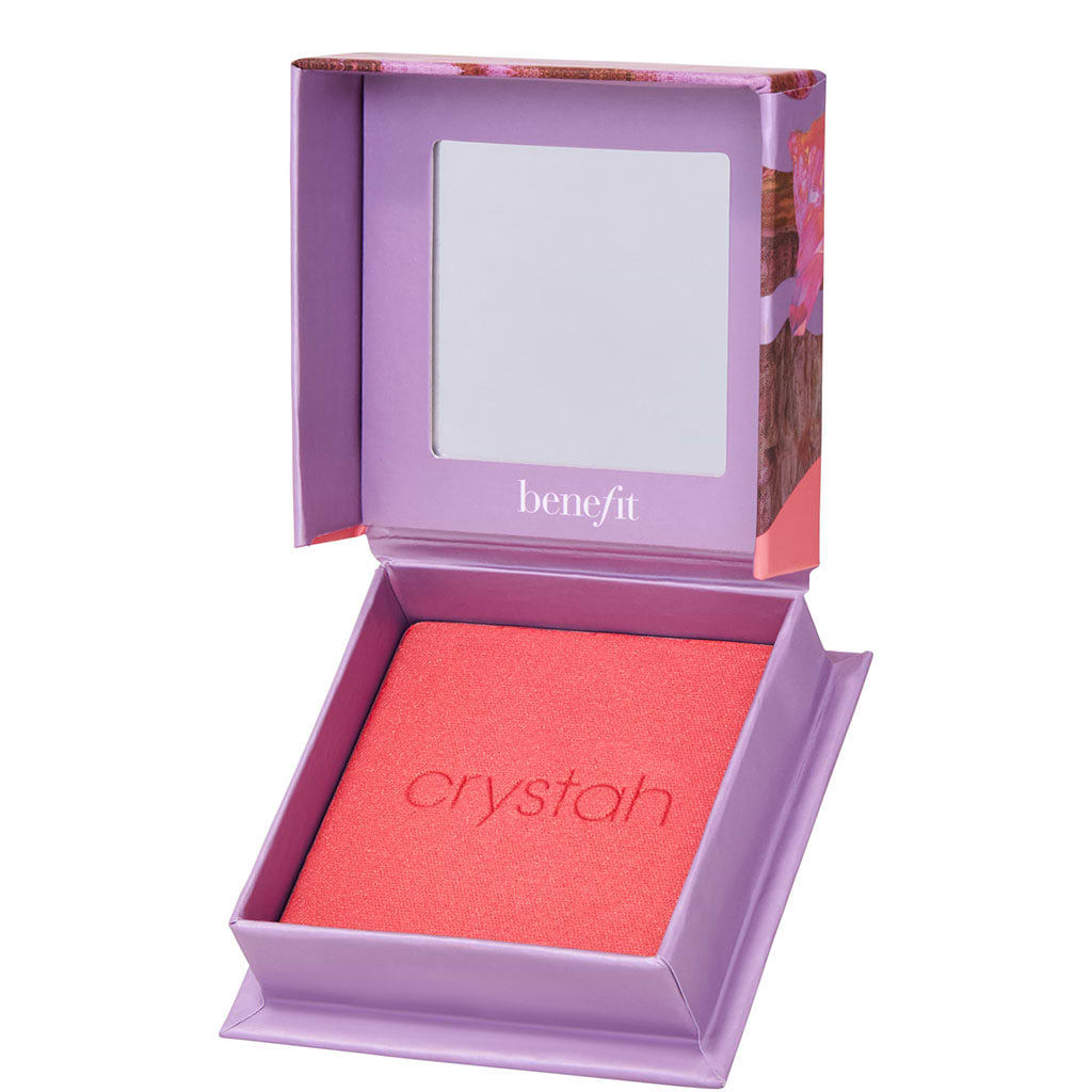 Benefit Crystah Blush Strawberry Pink - BENEFIT - Duty Free - לתפוס את האור! סנוורי עם סומק ורוד תות זה לזוהר המושך את העין. רך כמשי, ניתן למיזוג ולבנייה, סומק פודרה זה מרגיש עדין במיוחד, חסר משקל וקרמי על העור. ניתן לשים