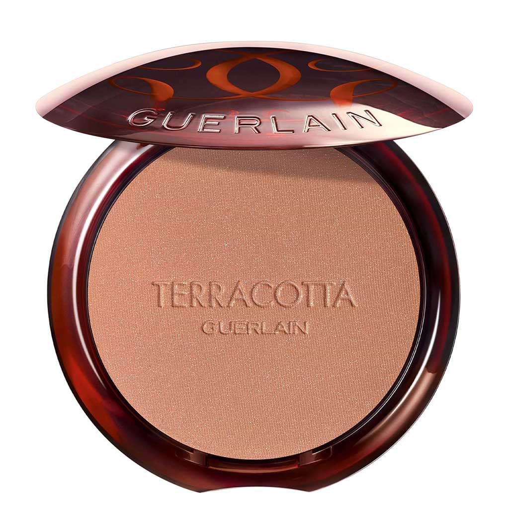 Guerlain Terracotta Bronzer - GUERLAIN - Duty Free - הברונזר האגדי יוצר זוהר אמיתי בצעד אחד פשוט ומיידי. עם 96% רכיבים שמקורם טבעי, הוא כולל פיגמנטים ושיזוף זוהר. המרקם שלו משתלב באופן מיידי עם העור כדי להבטיח