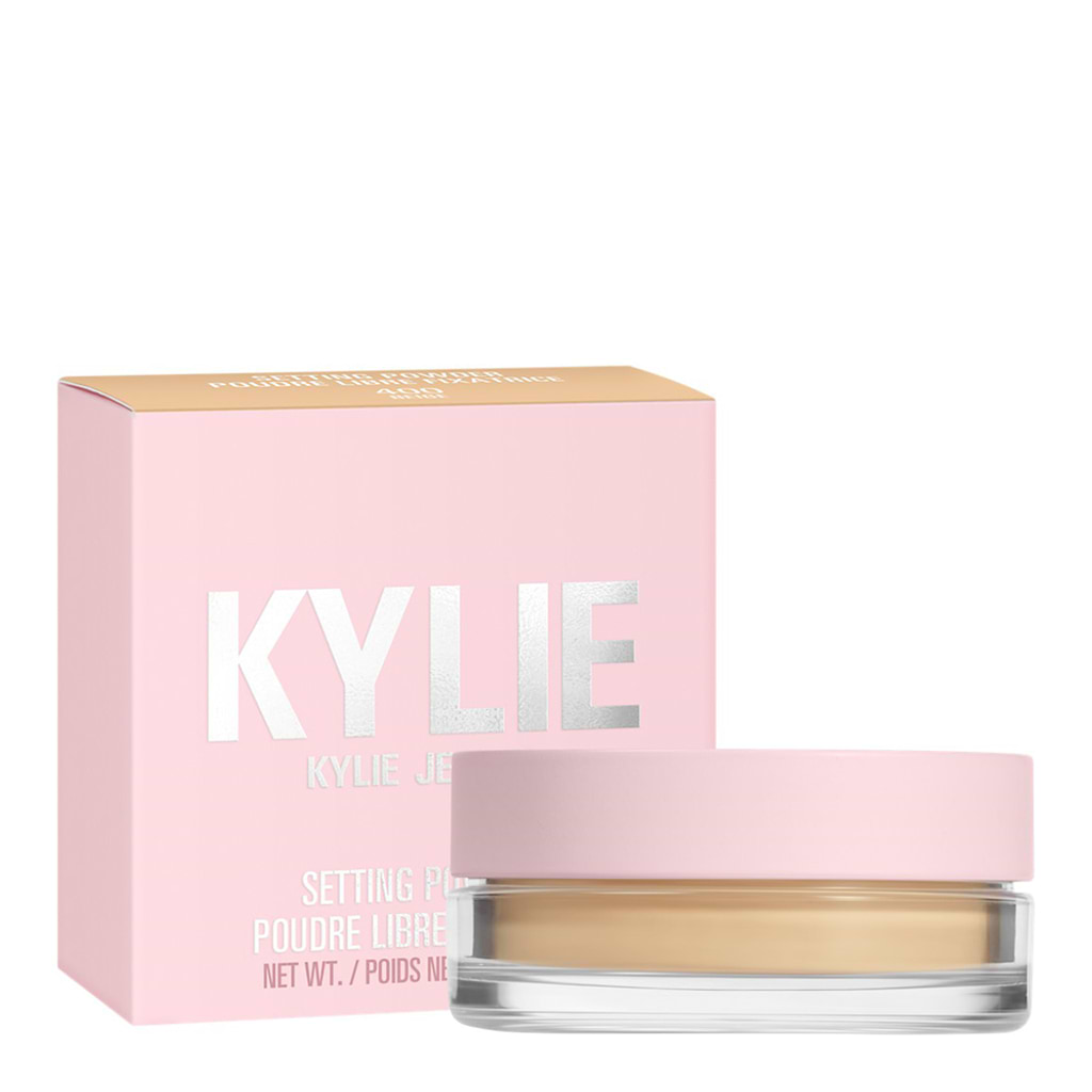 Kylie MU - Loose Powder - KYLIE - Duty Free - פודרה הנועלת את האיפור וממזערת עודפי ברק, הכל בפורמולה אחת משיית ונושמת. זמינה ב - 6 גוונים טבעיים, הפודרה הקלילה וחסרת המשקל הזו תוכננה לכל גווני העור והיא