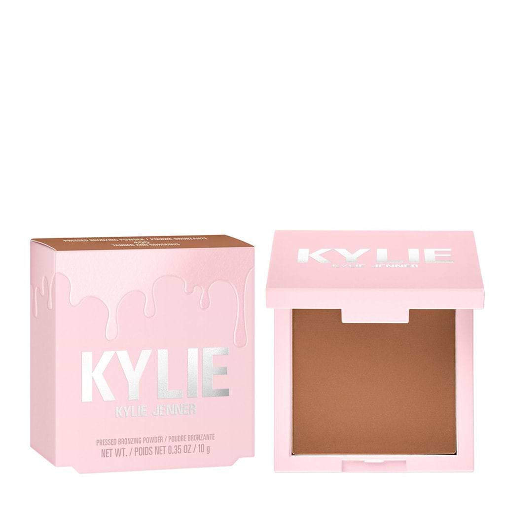 Kylie MU - Powder Bronzer - KYLIE - Duty Free - ברונזר פודרה המעניק צבע מתמשך של שיזוף טבעי עם גימור קטיפה-מאט. השתמשו בו כדי ליצור מראה ברונזה, כקונטור, או כדי לחמם את גוון העור שלך. זמין במגוון גוונים,