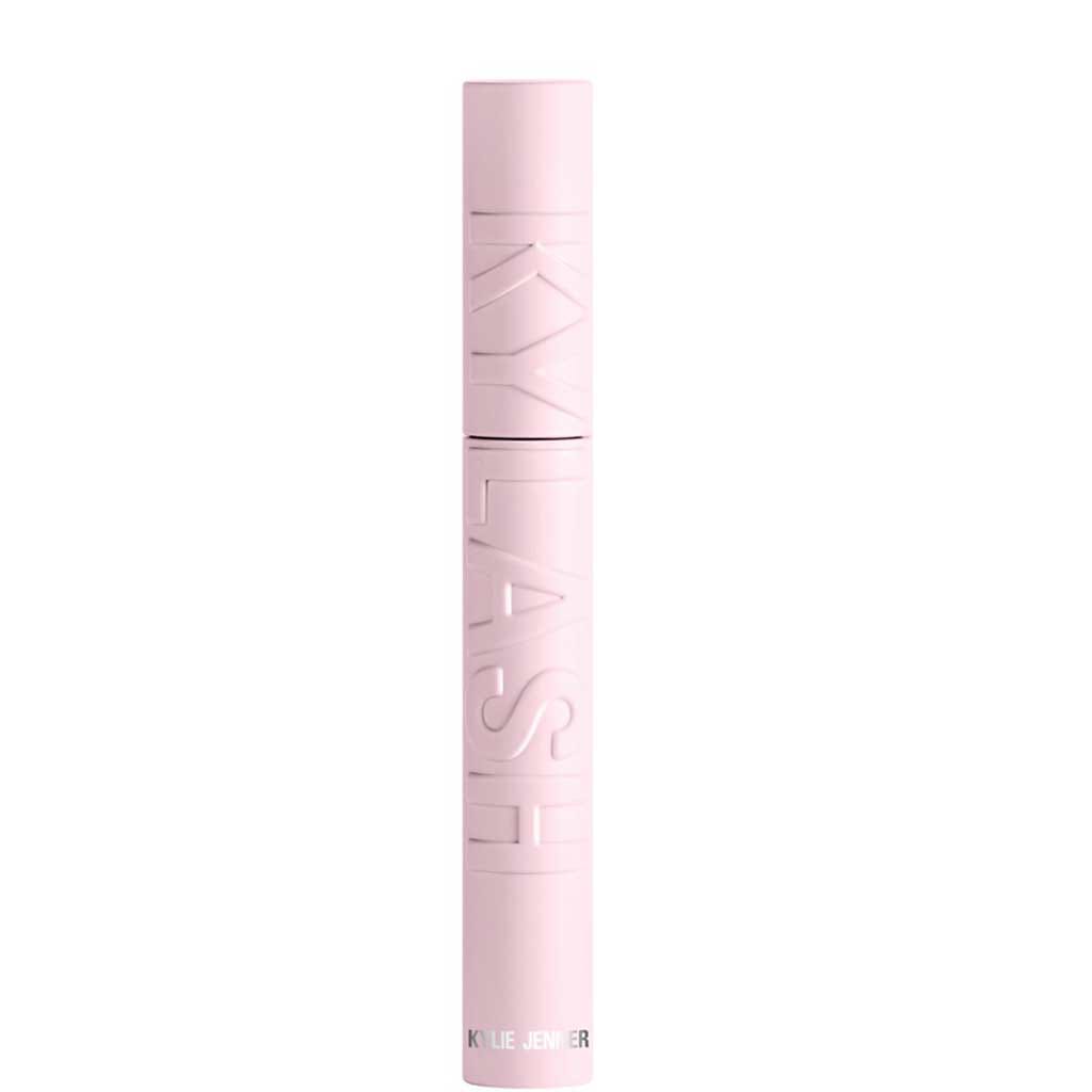 Kylie Mascara Pure Volume - KYLIE - Duty Free - גלי ריסים מורמים, מוגדרים ומלאים יותר עם מסקרה Kylash Volume. מורכבת מפורמולהה נקייה וטבעונית שאינה מתפשרת על ביצועים, המסקרה הזו מספקת נפח מיידי, אורך ומעגלת